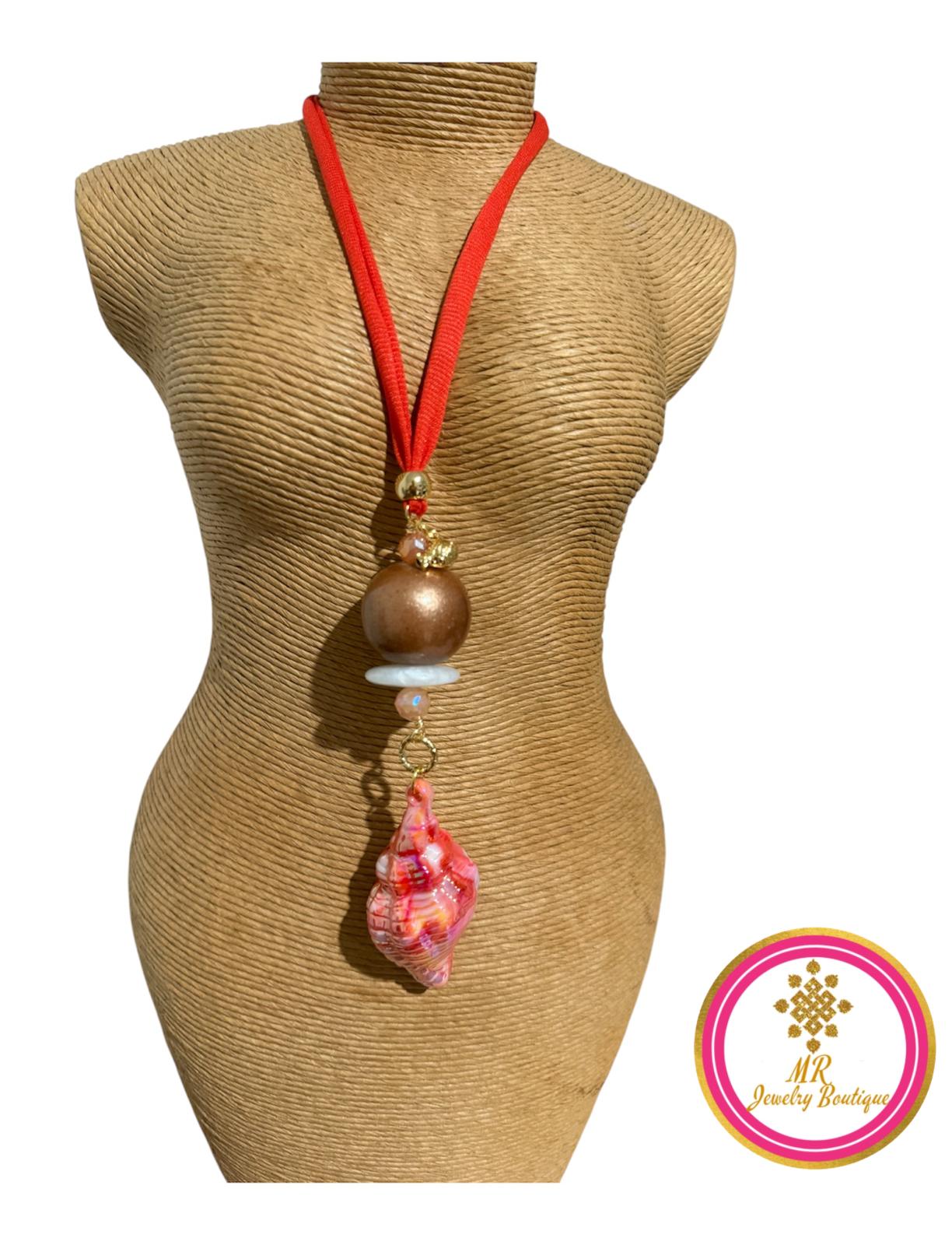 Collar ajustable con dije caracol marmoleado